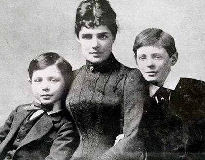 Winston Churchill a los 15 años junto a su madre y su hermano Jack, entonces de 9 años