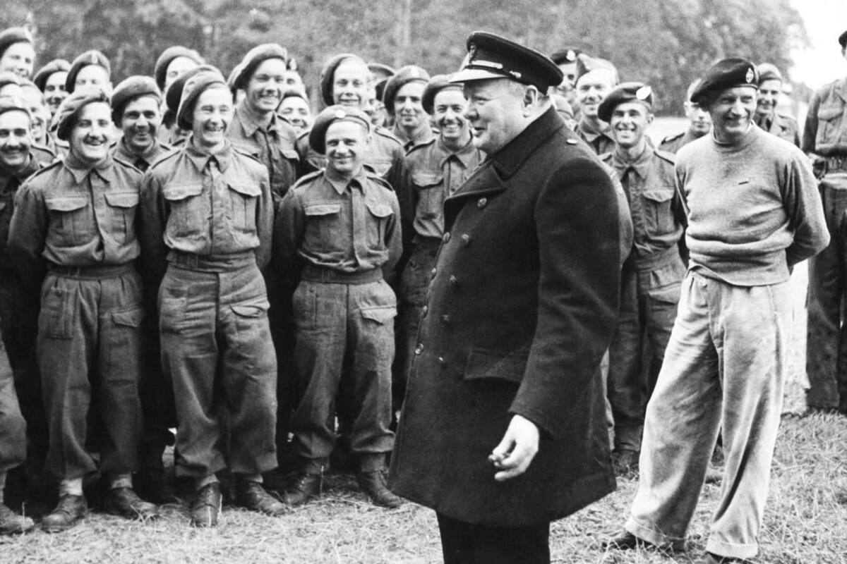 Winston Churchill se oponía a la Operación Dragón, pues pensaba que los esfuerzos aliados debían concentrarse en Italia.