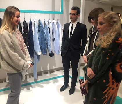 Wintour describió cómo en sus inicios, estaban "las dos inseguras sobre qué hacer con la otra. Nos merodeamos durante años, como gatos en silencio"