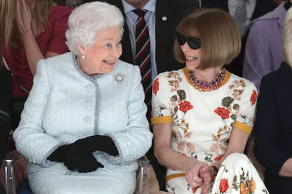 Wintour junto a la reina Isabel en Londres en 2018. (Photo by Yui Mok - Pool/Getty Images)