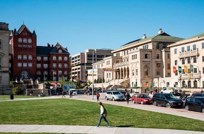 Wisconsin, en el quinto puesto del ranking, posee un alto nivel educativo debido a su sólido sistema de escuelas públicas y la inversión en educación superior.