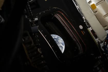 Wiseman también tomó esta fotografía, titulada "Artemis II mirando a la Tierra", desde una de las cuatro ventanas principales de la nave espacial Orión