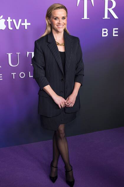 Witherspoon eligió un discreto traje a rayas de blazer y pollera de la marca Saint Laurent para la alfombra roja