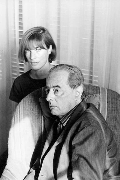 Witold Gombrowicz junto a su pareja, Rita, a mediados de los años 60