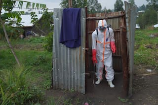 Un hombre lucha, sin paga, para frenar el brote de ébola de más rápido crecimiento de la historia