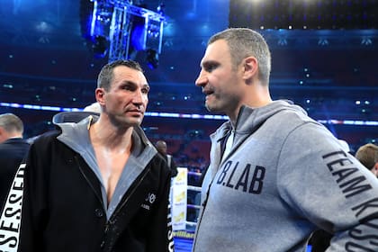 Wladimir y Vitali Klitschko arriba de un ring, donde se hicieron famosos y fueron campeones mundiales de los pesados; ahora, ambos dicen que defenderán a Ucrania, su país, de la invasión rusa