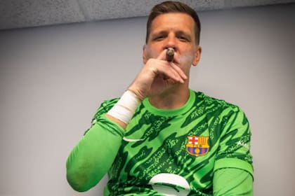Wojciech Szczesny, el arquero polaco de Barcelona, explicó que no va a luchar para dejar de fumar