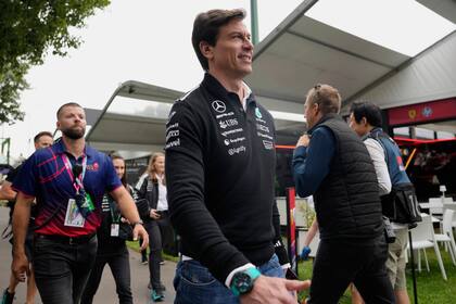 Wolff dice que no pretende fichar a Verstappen para Mercedes en 2026