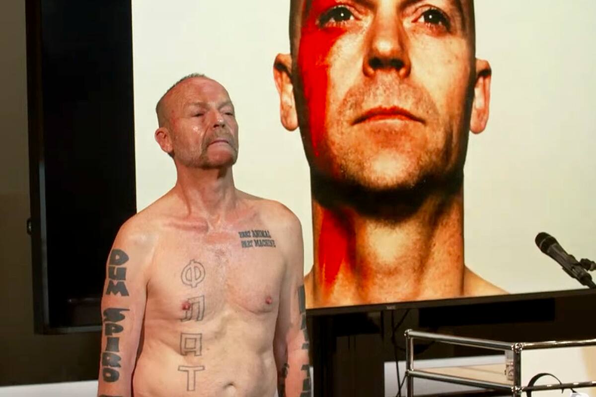 Wolfgang Flatz exhibió su cuerpo tatuado durante la inauguración de su muestra en Munich