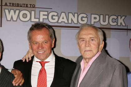 Wolfgang Puck, junto a Kirk Douglas en un tributo a su persona. Desde el 2017, también fue honrado con su propia estrella en el "Walk of fame" de Hollywood.