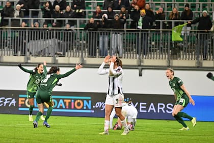 Wolfsburgo remonta para empatar con Juventus en la Champions femenina; gana Man United