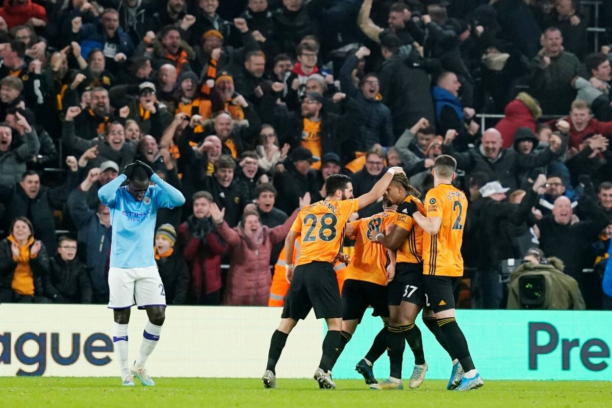 Wolverhampton festeja el gol del triunfo y los jugadores del City no lo pueden creer