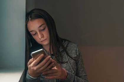 Los chicos pueden "presentar problemas para dormir o cambios en los patrones de sueño debido a un uso excesivo de dispositivos electrónicos antes de acostarse”, plantea Pedrouzo