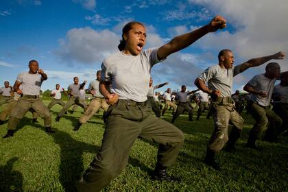 Enérgicos reclutas para los servicios de defensa de Tonga demuestran su habilidad en artes marciales en esta imagen capturada por Amy Toensing en 2007