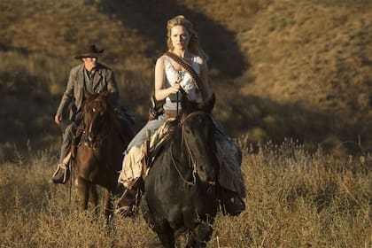 Wood junto a James Marsden como la heroína apocada del parque temático del Lejano Oeste que es eje de la historia, devenida victimaria que reescribe la "historia de su vida" para liberarse