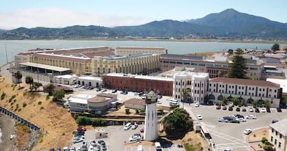 Woods grababa el podcast desde la cárcel de San Quentin