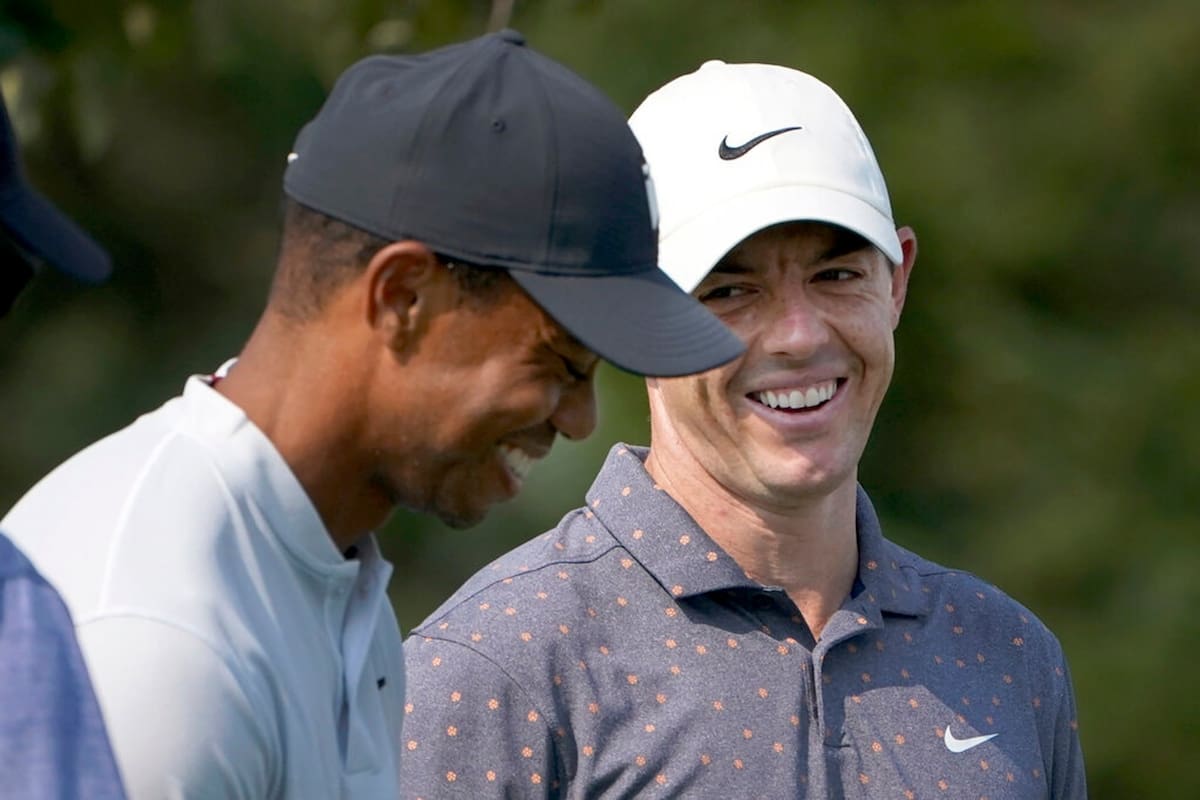 Woods y Rory McIlroy rien durante una ronda de práctica del Campeonato BMW en agosto pasado.Credit ... Charles Rex Arbogast / Associated Press