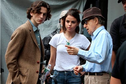 Woody Allen junto a Timothée Chalamet y Selena Gomez, en el rodaje de Un día lluvioso en Nueva York