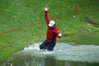 Woody Austin pegó como pudo y terminó cayéndose en el agua: fue en 2007, por la Presidents Cup