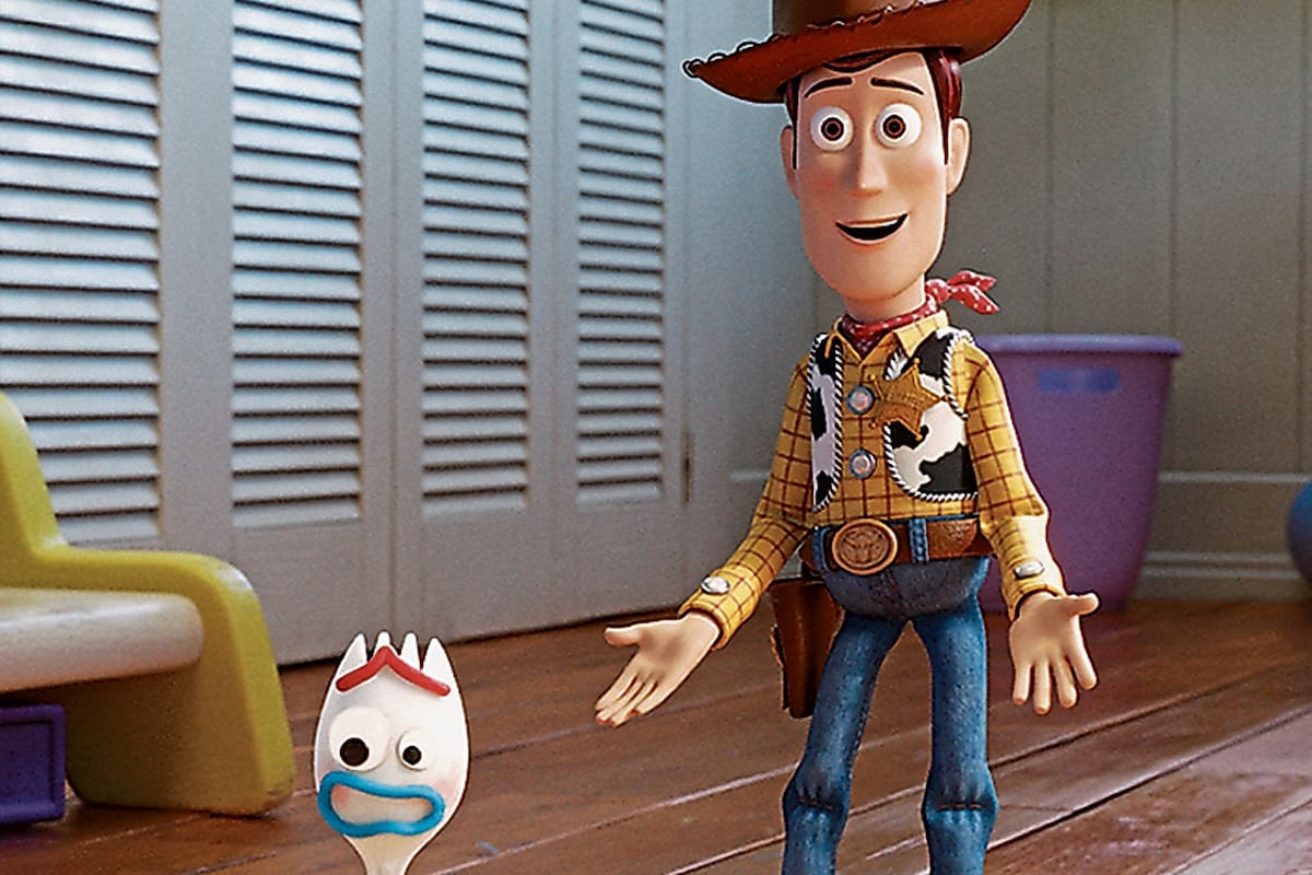 Woody junto a Forky, la nueva adición a la familia de juguetes