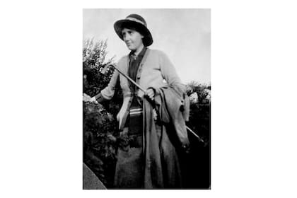 Woolf era una apasionada de la naturaleza y encontraba en las flores una fuente de inspiración y belleza. Las referencias a las flores y los jardines son recurrentes en sus escritos y desempeñan diversos roles simbólicos y temáticos en su obra literaria.