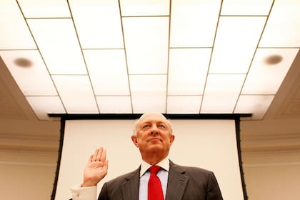 Woolsey, jura su cargo ante el Comité de Ciencia y Tecnología de la Cámara de Representantes antes de una audiencia en el Capitolio el 27 de septiembre de 2007 en Washington