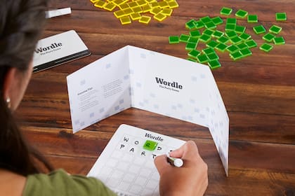 Wordle ahora tendrá una versión como juego de mesa, y la misma mecánica: adivinar una palabra de cinco letras en seis intentos, con guías amarillas y verdes para acercarnos al acierto
