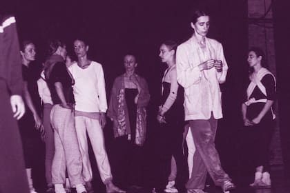 La inolvidable Pina Bausch en Buenos Aires, en 1980, cuando presentó su obra "Café Müller" y dio un workshop en el Teatro San Martín