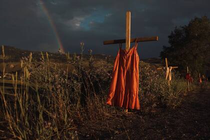 World Press Photo.
Hilera de cruces en memoria de los menores indígenas muertos en una de las instituciones abiertas en Kamloops, en British Columbia (Canadá).
AMBER BRACKEN (NEW YORK TIMES)