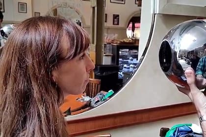 Worldcoin genera una suerte de firma digital unívoca basada en nuestro iris, que servirá luego para demostrar que somos personas reales; a cambio paga a los voluntarios con una criptomoneda