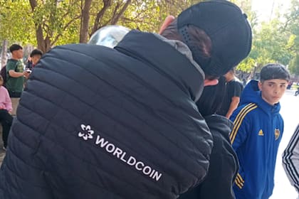Worldcoin llegó a boca de todos la semana pasada tras ofrecer plata a cambio del escaneo de iris de sus usuarios como forma de validar los perfiles de la aplicación