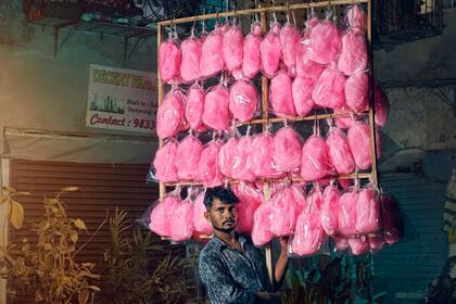 Detalle de "Candy Man", fotografía tomada en Mumbai, India, en febrero de 2022, fue la ganadora del certamen