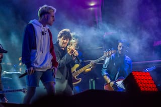 Mirá a Wos cantando con Ciro y los Persas en el Festival Mastai