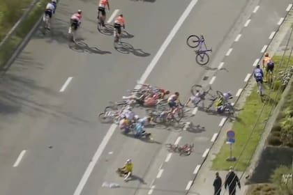 Wout Van Aert (de amarillo) cayó en plena curva y no pudieron evitar tropezarse otros nueve rivales