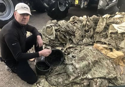 Wozza cuenta que entre 30 y 40 hombres al día vienen a comprar equipos militares
