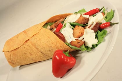 Wrap griego de vegetales y pollo