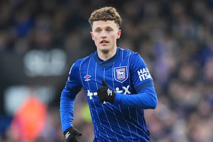 Wrexham rompe su récord de fichajes al contratar a Nathan Broadhead por US$13 millones