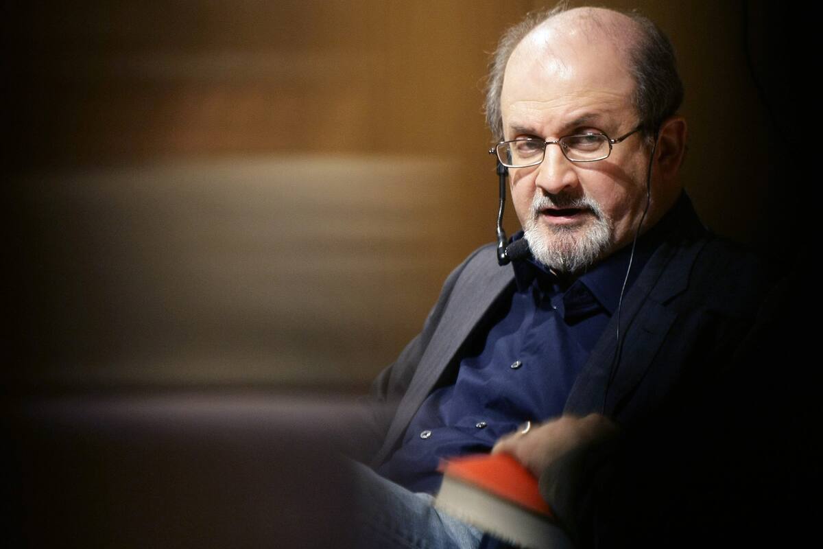 Writer Salman Rushdie attends an event in the Joan Fuster state library in Barcelona March 31, 2009. REUTERS/Gustau Nacarino (SPAIN ENTERTAINMENT SOCIETY)