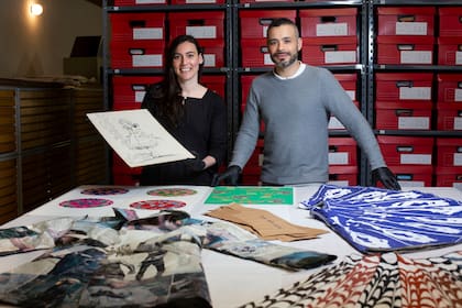 Marina Baima y Wustavo Quiroga, dos de los diseñadores que integran Fundación Investigación en Diseño Argentino (IDA), un proyecto ambicioso que pretende ser referente de la conservación del diseño local.