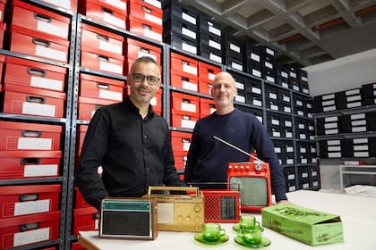 Wustavo Quiroga y Raul Naón con las radio Carina (962), Giulietta (1965), Giulia (1975) y TV Micro 9 (1972), de la empresa Noblex, diseñadas por Roberto Napoli. Y juego de tazas Durax
