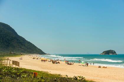 A las arenas doradas de Prainha se puede llegar en auto desde la parte urbana de Barra.