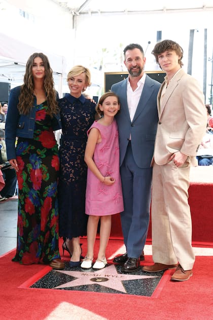 Wyle junto a su mujer y sus tres hijos en el Paseo de la Fama de Hollywood