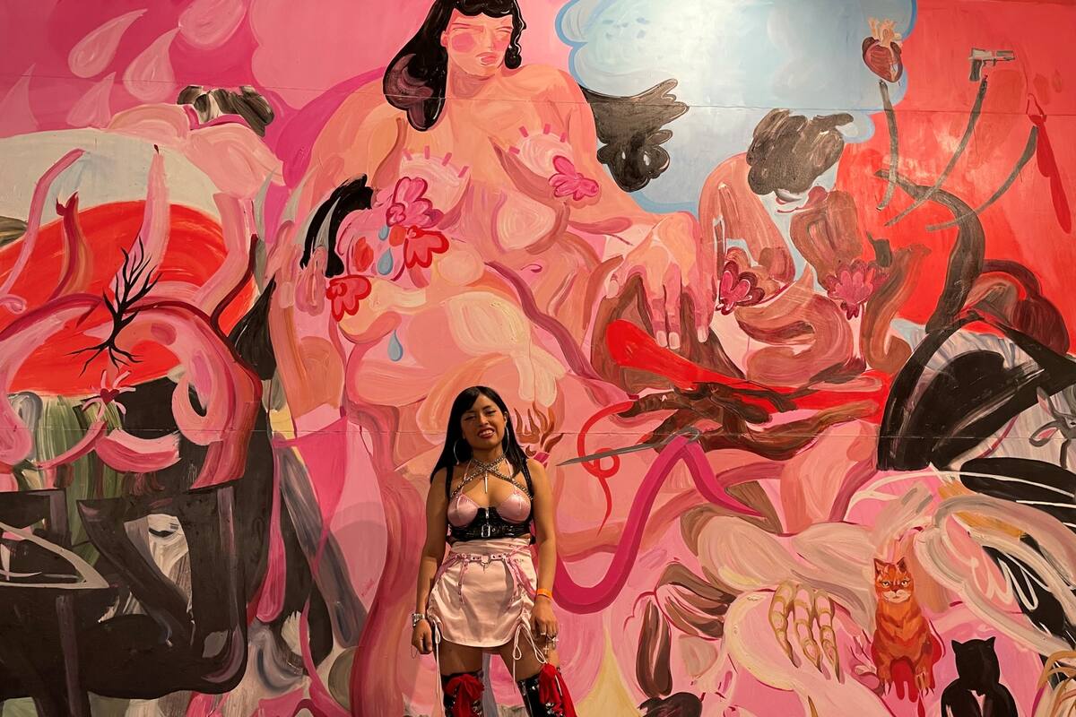 Wynnie Minerva con la pintura exhibida por la galería Ginsberg en ARCO