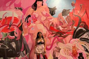 Wynnie Minerva con la pintura exhibida por la galería Ginsberg en ARCO