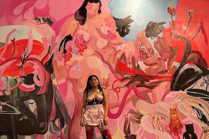 Wynnie Minerva con la pintura exhibida por la galería Ginsberg en ARCO