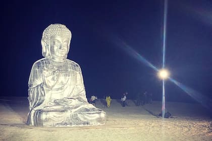 Uno de los Budas creados por el artista chino Zhang Huan, en la playa del hotel Faena