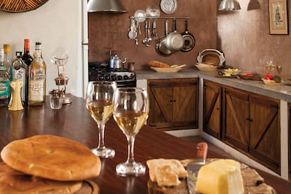 Se incluyeron toques contemporáneos y prácticos, como integrar la cocina con el comedor mediante un tablón de madera que ahora es barra. Así, se reformuló el planteo tradicional de las casas en U, caracterizado por una sucesión de ambientes estancos.