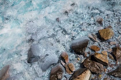El color se debe a que las aguas vertientes pasan en algún lugar de su recorrido por una veta de cobre y, al oxidarse, toman esa tonalidad.