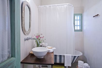 Cada uno de los baños en suite tiene el color de la habitación a la que corresponde y piso en cemento alisado.