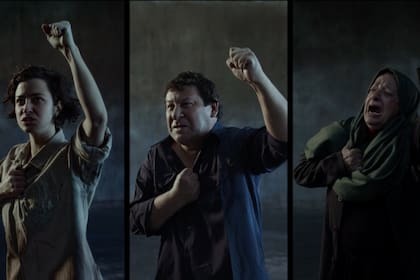 Detalle de Instancias de lucha, obra ganadora del primer premio: es una videoinstalación de Gabriela Golder con registros de obreros bonaerenses pertenecientes a fábricas recuperadas